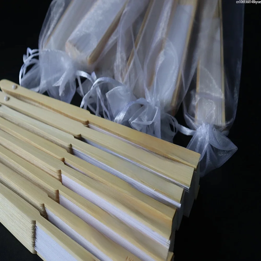Gepersonaliseerde bruiloft ventilator wit opvouwbare elegante papieren handventilator huwelijkscadeau bruid aangepaste handventilator cadeau met organzazakje - afbeelding 2