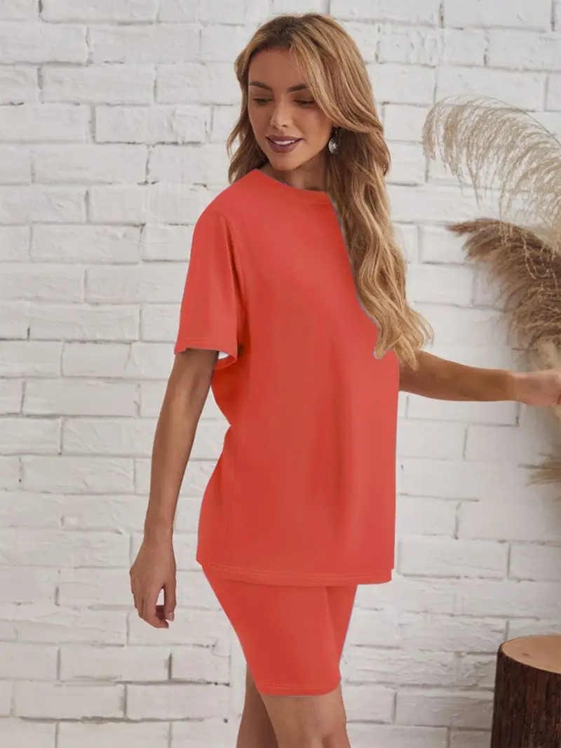 Ensemble de détente pour femmes, deux pièces, t-shirt à manches courtes associé à un pantalon, pyjama confortable et décontracté pour la maison.