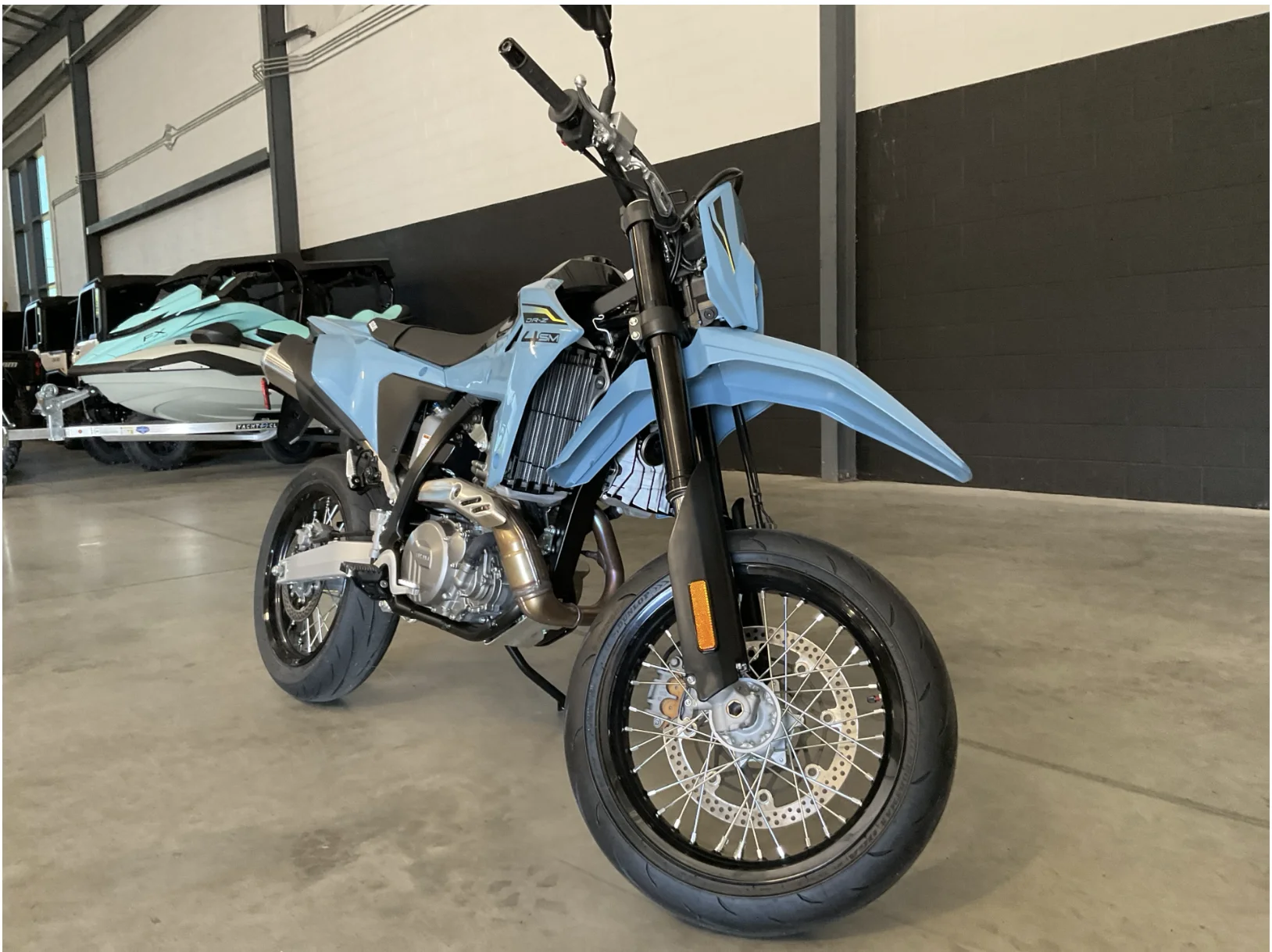 

2025 Suzuki DR-Z4SM готов к отправке