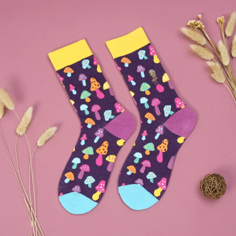 1 paire de chaussettes mi-mollet colorées à petits champignons imprimés pour femmes, costume confortable à la mode en toutes saisons