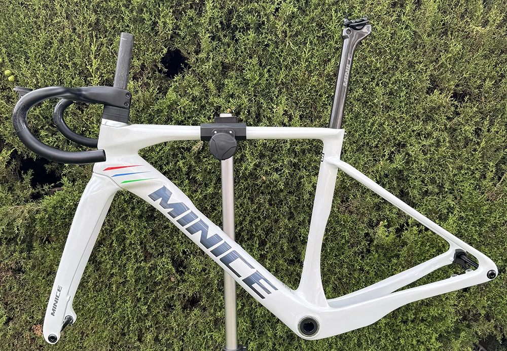 Minice Aerodynamischer EPS-geformter Carbonrahmen mit Scheibenbremse, max. 700*32C, AERO Rennrad-Rahmenset, BSA, vollständig interne Kabelführung, Lenker, DI2, mechanisch – Detail 9