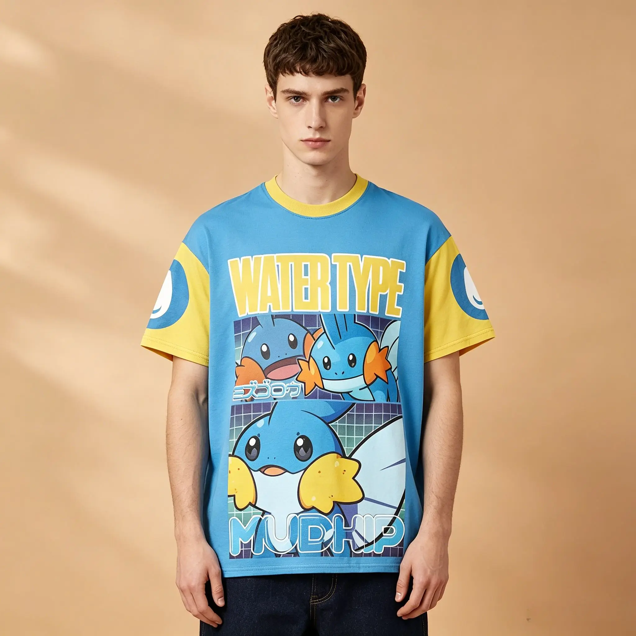 camiseta-masculina-raglan-com-estampa-de-anime-azul-claro-e-amarelo-com-blocos-de-cor-estampa-de-pokemon-mudkip-tipo-Agua-manga-com-simbolo-macia-e-respiravel