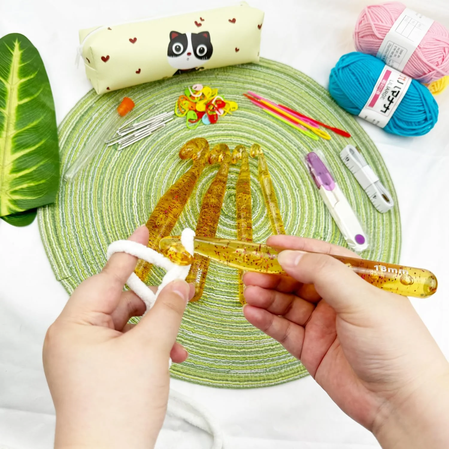 

Large-sized crochet hooks are DIY knitting tools suitable for thick wool yarn knitting.