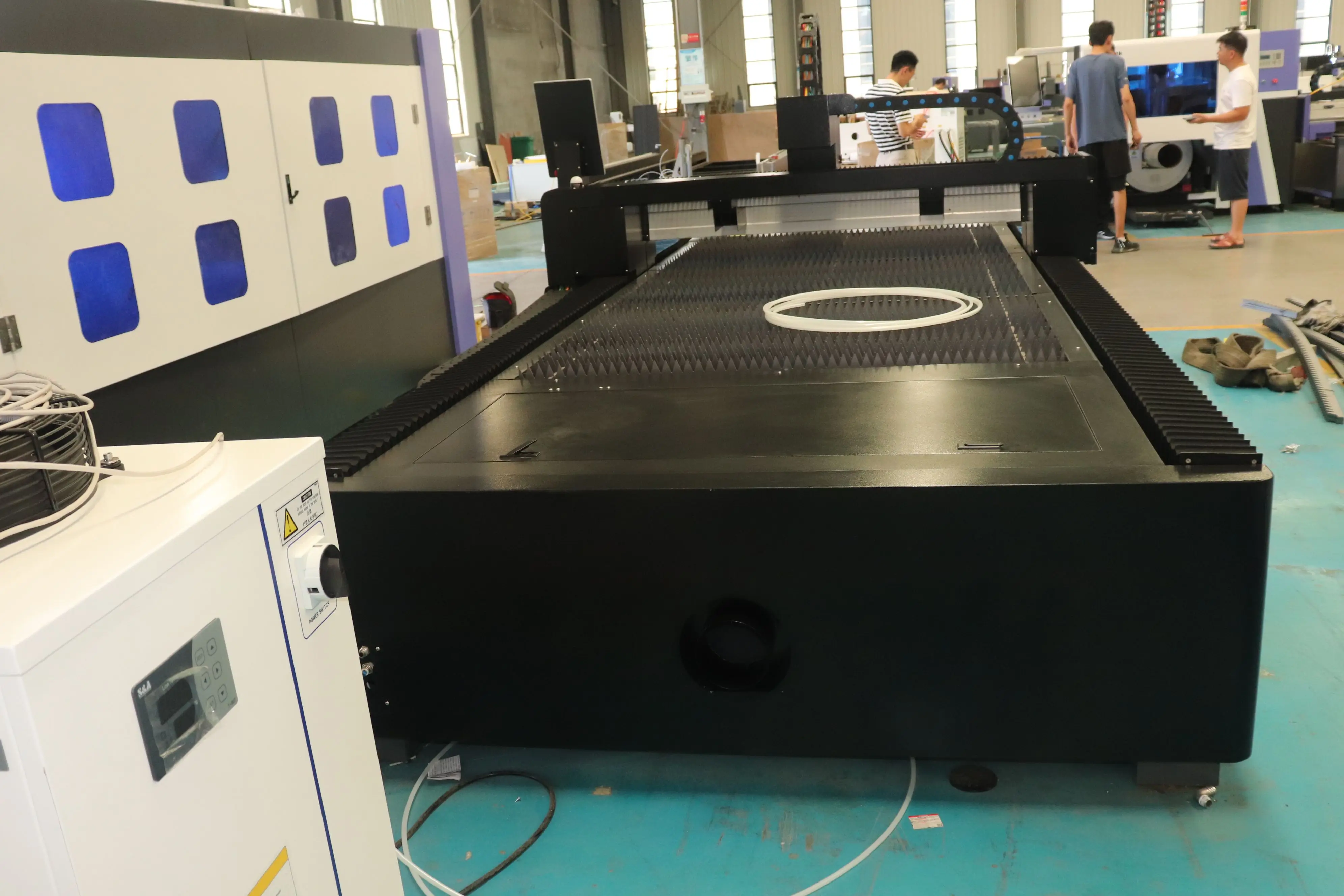 ファイバーレーザー機械 3015 CNC 2kw 3kw 鋼切断金属シートステンレス鋼用ベッドを強化