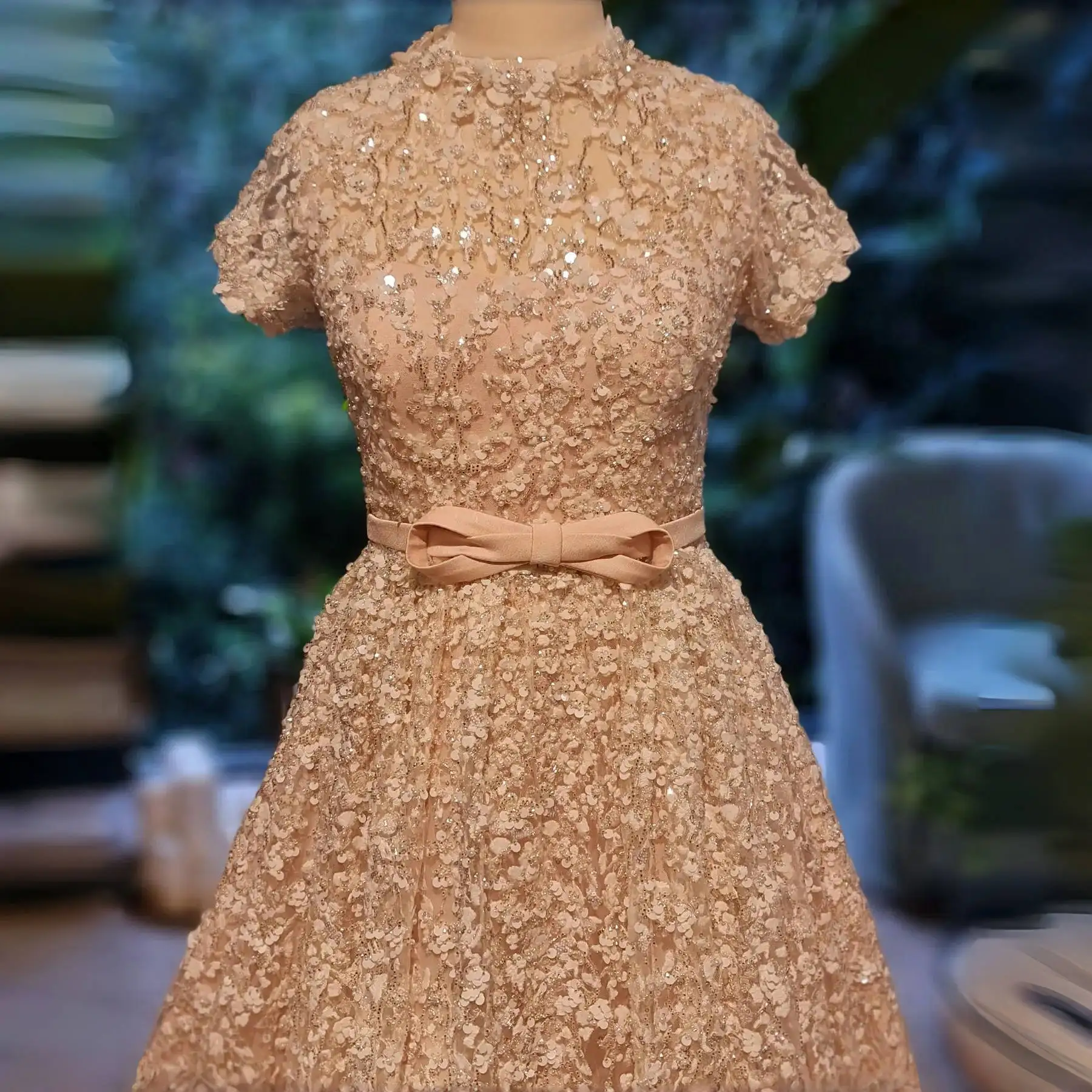 Sharon Said: Bezauberndes Abendkleid mit Pfirsichfarbener Stickerei und Schleife, Luxuriöses, Perlenverziertes Arabisches Damenkleid für Hochzeitsfeiern, SS304, Maßanfertigung – Detail 6