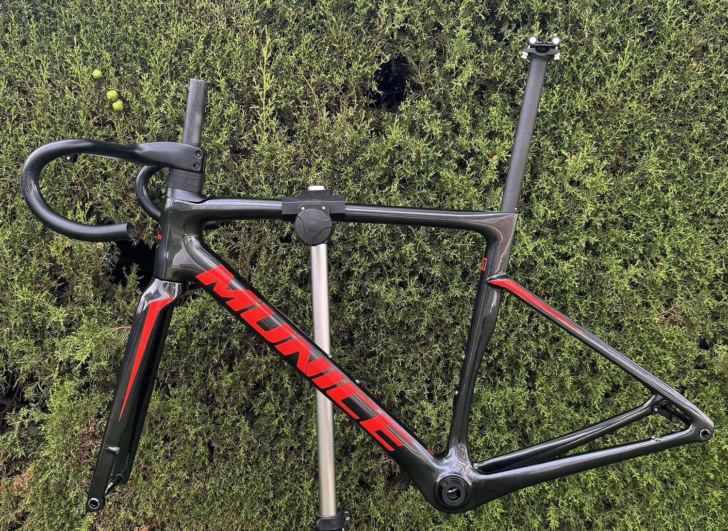 Munice R2 Carbonfaser-Rennradrahmen Versand aus Spanien Ultraleichter Allround-Carbon-Rennradrahmen Aerodynamischer EPS-geformter Carbonrahmen Scheibenbremse Max. 700*32C AERO T47 Fahrradrahmen Vollständig interne Kabelführung Lenker DI2 Mechanisch 2 Jahre Garantie – Detail 6