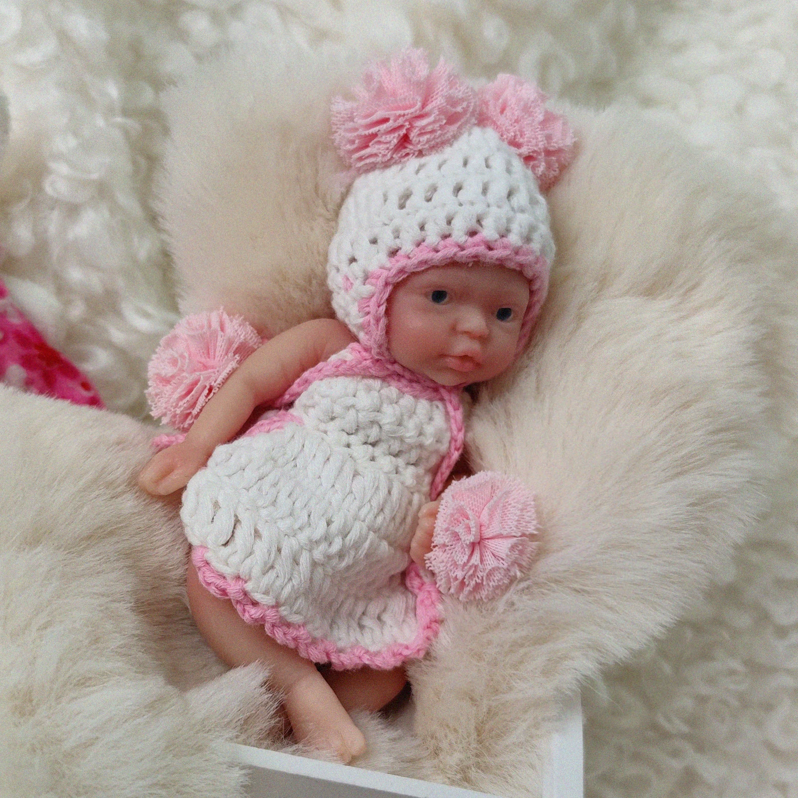 4,5 Zoll große, lebensechte Babypuppe aus Silikon, Ganzkörper-Miniatur mit rosa Outfit, Weihnachtsgeschenk für Kinder – Detail 3