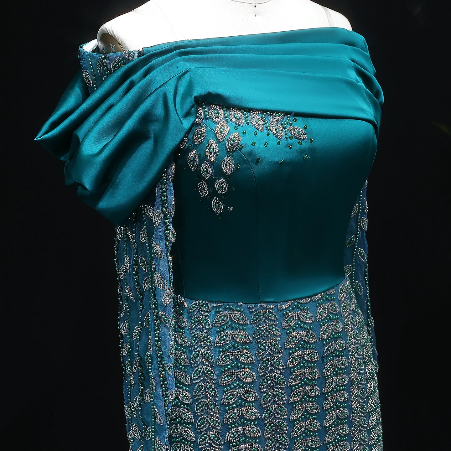 Sharon Said Abendkleid Luxuriöses Etuikleid Dubai Schulterfreies Langarm-Kleid mit Drapierung Arabisches Formelles Hochzeits- und Partykleid SS695 Maßanfertigung – Detail 7