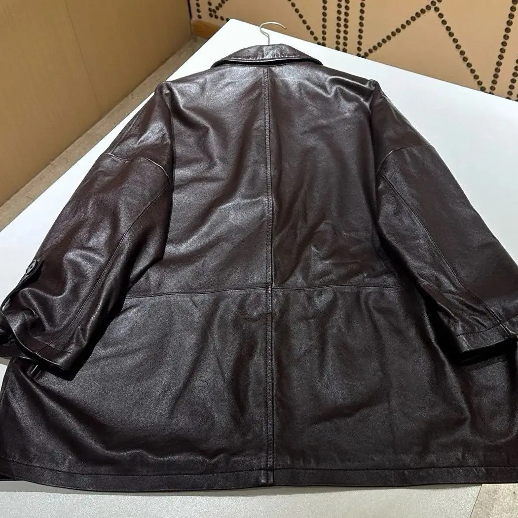 Herbstlicher, lässiger, lockerer Damenmantel aus echtem Leder