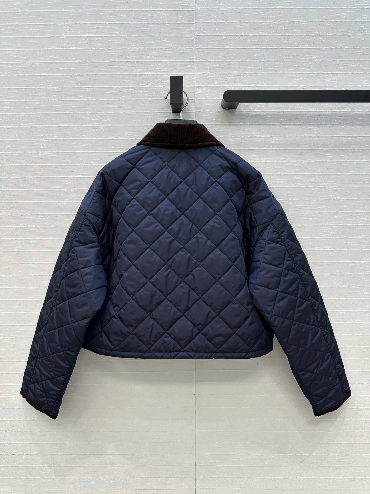 

Women's new autumn and winter collection with contrasting corduroy collar design and diamond shaped quilted cotton jacket