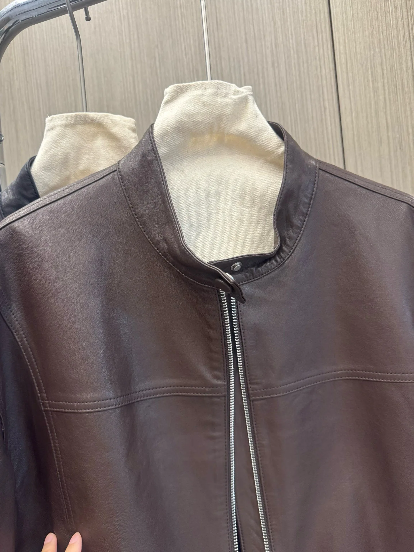 Giacca corta in pelle da donna elegante e casual con cerniera