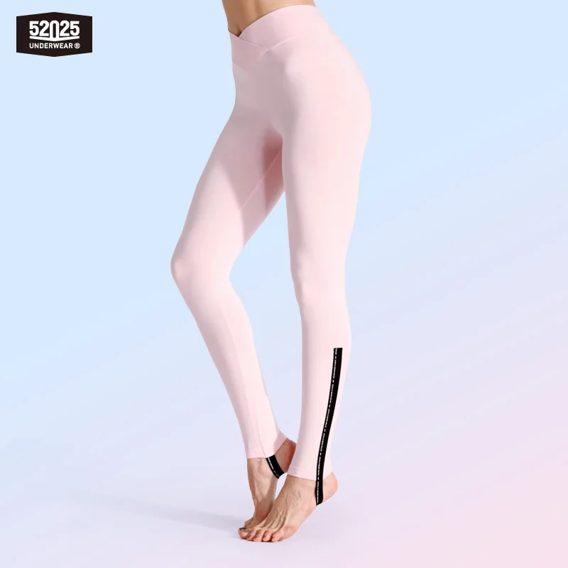 

52025 Женские термо леггинсы с штрипками – пуш-ап леггинсы для фитнеса и йоги. Удобные и поддерживающие спортивные леггинсы, идеально подходящие для активных женщин. Идеальны для фитнеса, спорта и повседневной носки