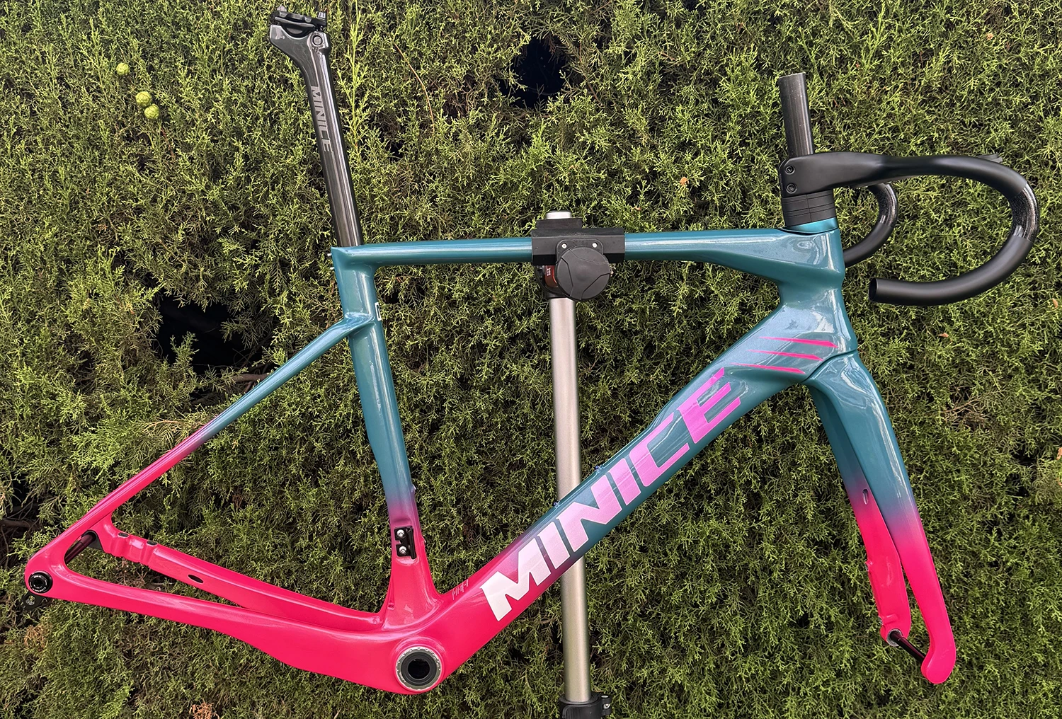 Minice Aerodynamischer EPS-geformter Carbonrahmen mit Scheibenbremse, max. 700*32C, AERO Rennrad-Rahmenset, BSA, vollständig interne Kabelführung, Lenker, DI2, mechanisch – Detail 22