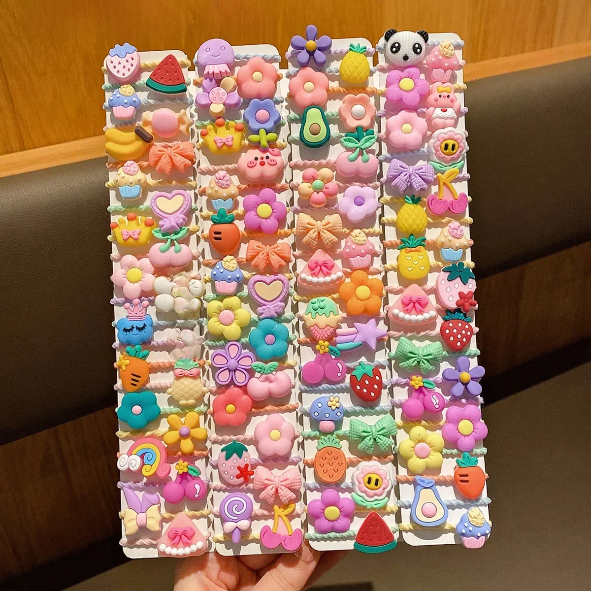 50 styles d'élastiques mignons de dessin animé avec des anneaux de cheveux doux aléatoires, adaptés à un usage quotidien comme accessoires pour cheveux