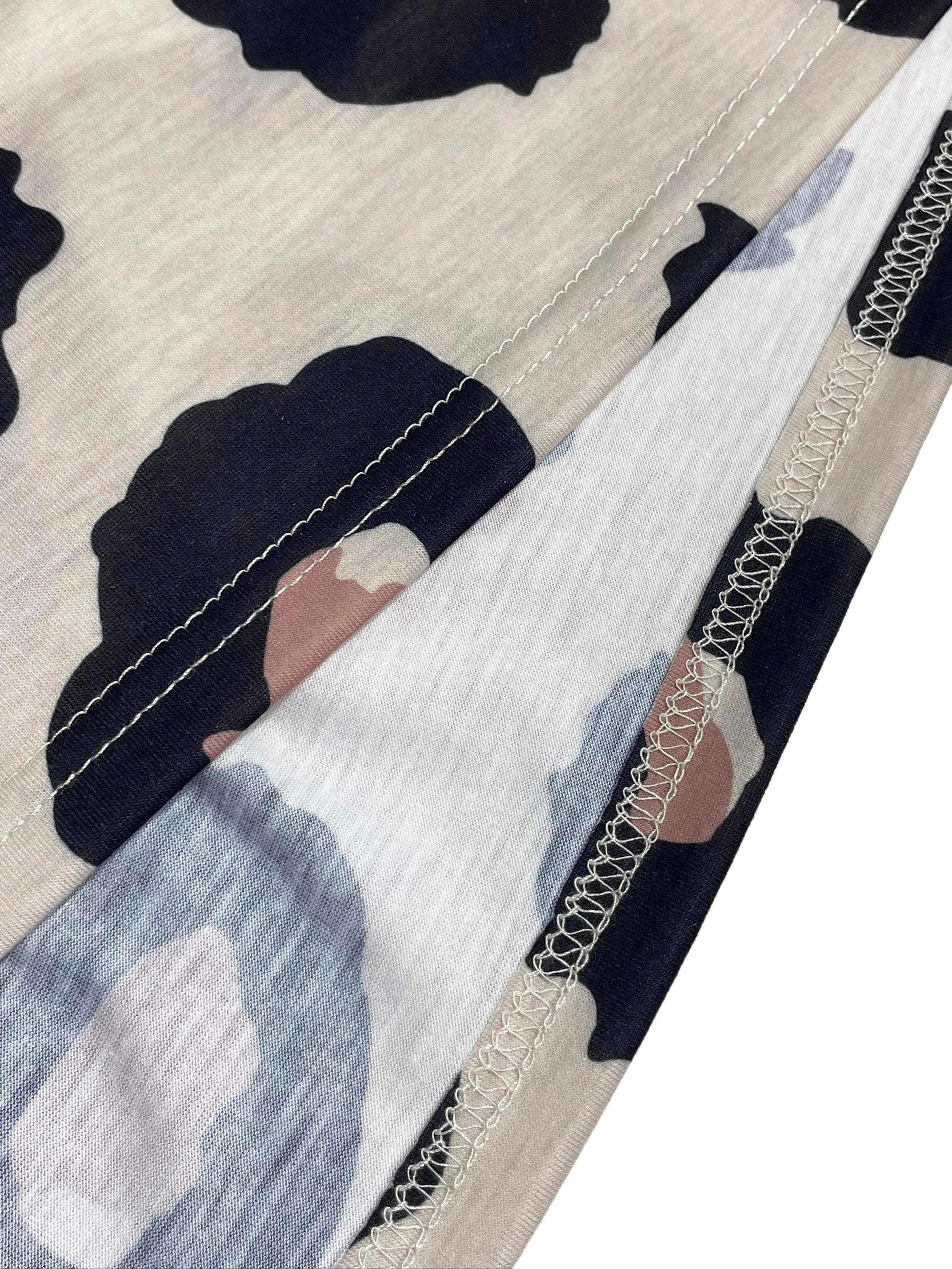 Sukienka damska z dekoltem w kształcie litery V, z długim rękawem i wzorem w panterkę, dopasowany krój, styl casual, idealna do pracy i na co dzień, perfekcyjna na jesień i zimę.