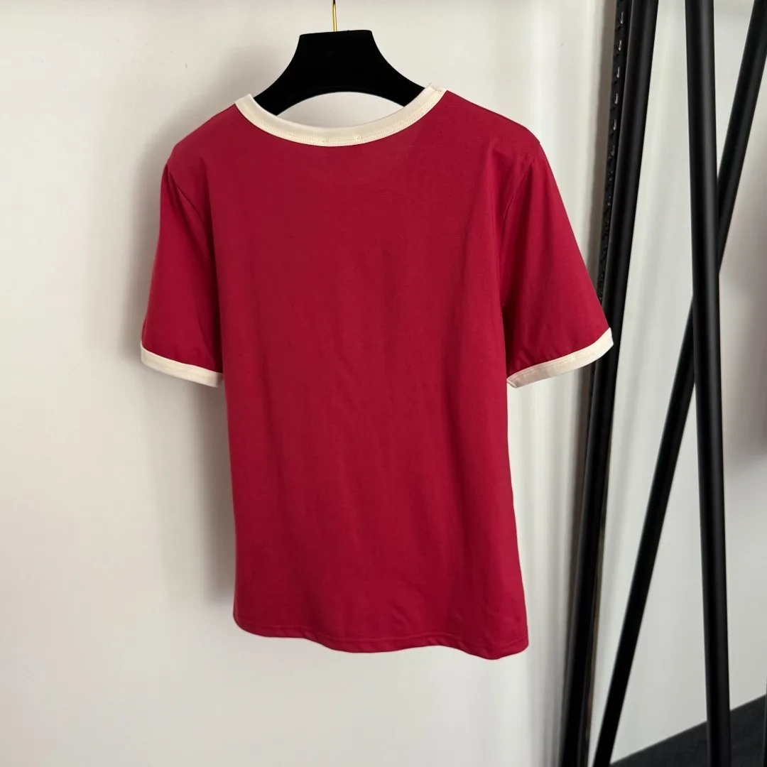 

Женская футболка — повседневная футболка с короткими рукавами и контрастной отделкой с эмблемой