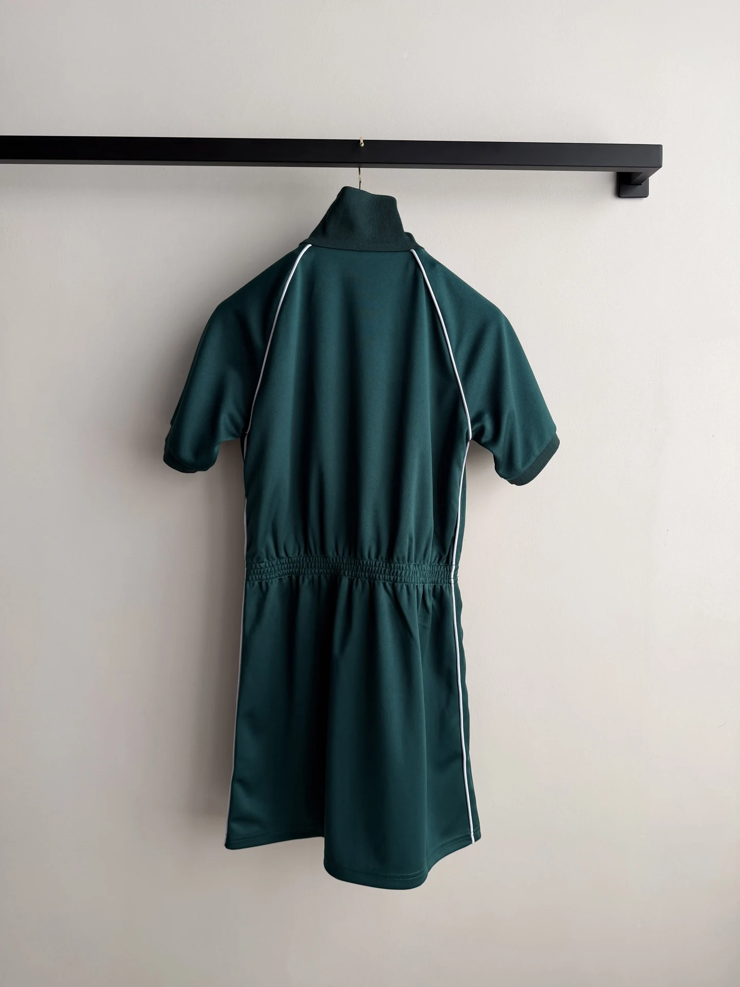 

Платье дизайнерское на раннюю весну 2026 года с рюшами на рукавах, с поясом, бархатное, средней длины, А-силуэт, на пуговицах, приталенное, с рукавами до локтя