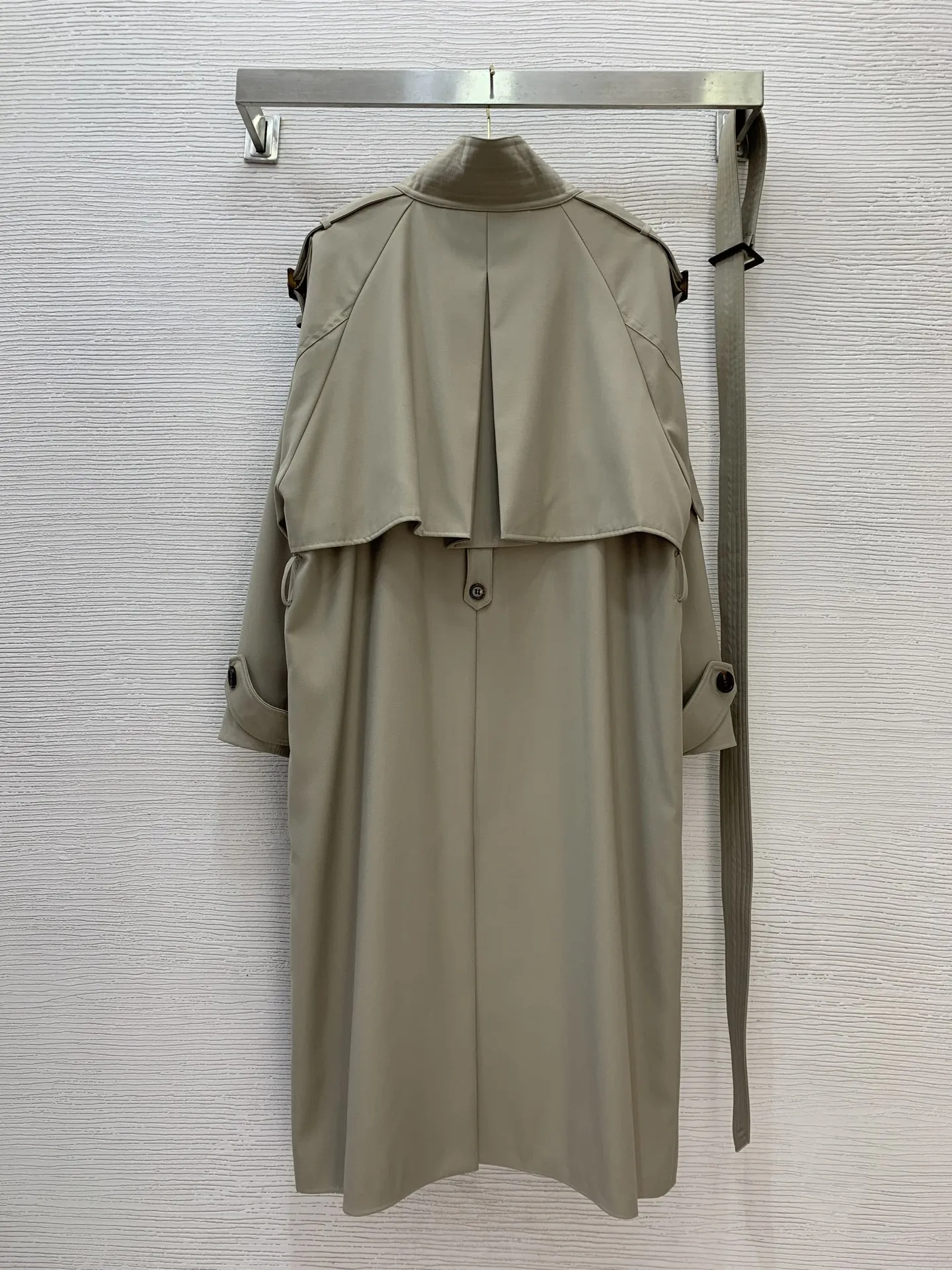 

Новая женская модная, простая и красивая высокая горловина со скрытой планкой на пуговицах и поясом, свободная и утягивающая ветровка.