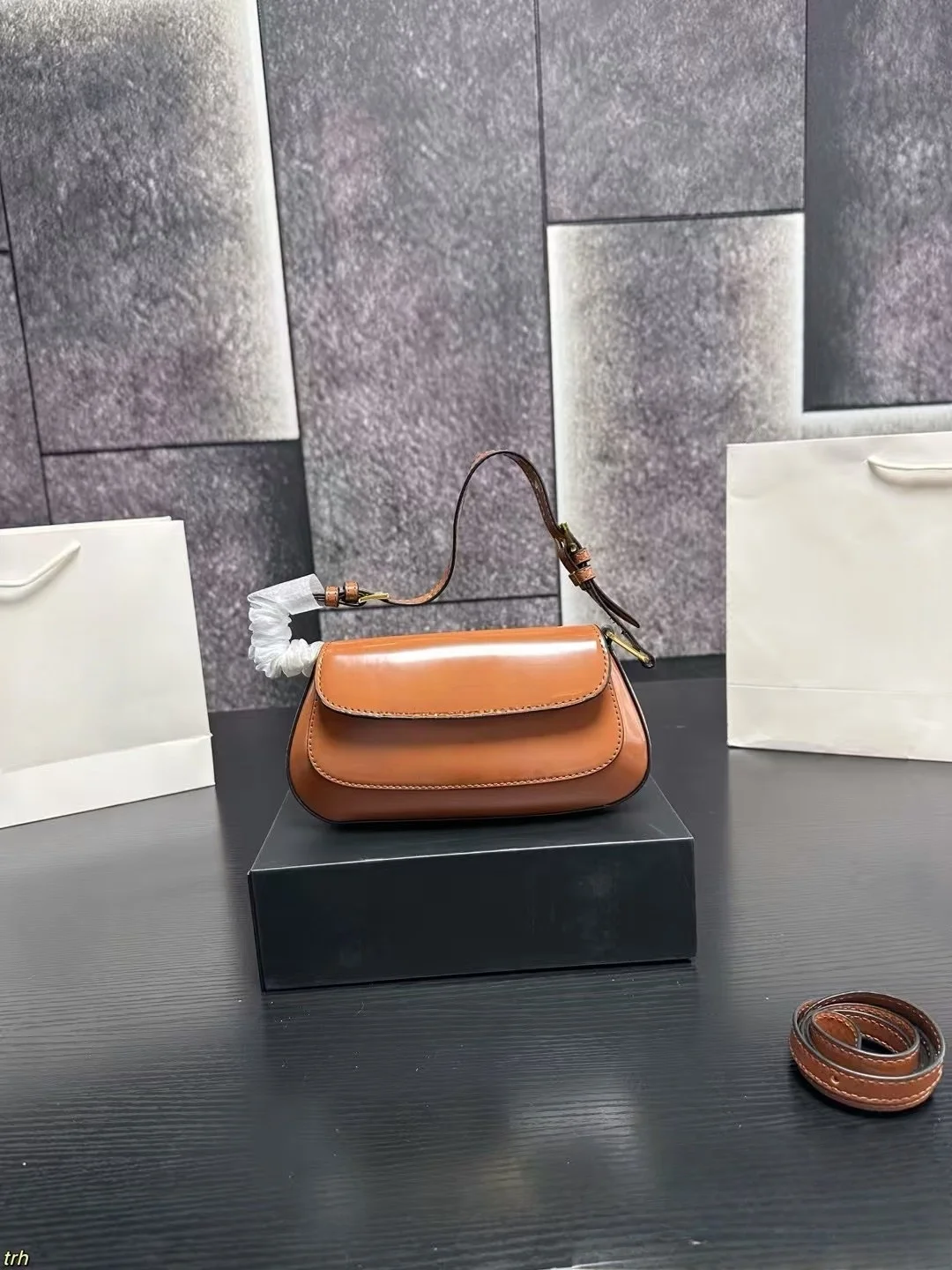 

Новая съемная нежная сумка под мышками с глянцевым замком и плечевым ремнем