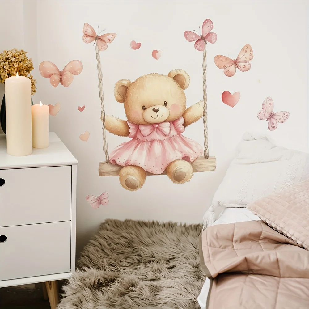 Adesivo de Parede de Urso Fofo com Vestido Rosa e Tema de Cura, Balançando em uma Balanço com Borboletas Rosas e Padrões de Coração, Adesivo Decorativo de PVC Autoadesivo para Casa, Ideal para Sala de Estar, Quarto, Sala de Jantar, Escritório, Banheiro, Geladeira, Armário e Decoração de Paredes, Crie Facilmente um Espaço Aconchegante e Divertido, um Presente Criativo e Atencioso para Família, Amigos e Entes Queridos