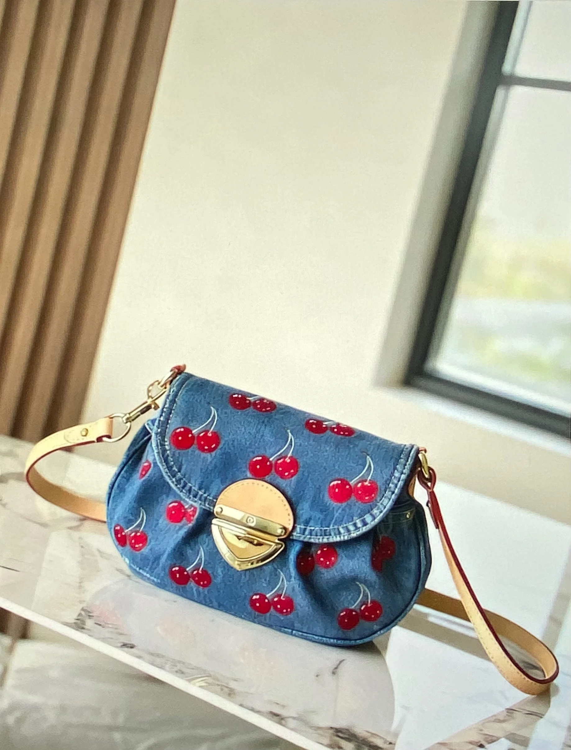 

Винтажная джинсовая женская сумка через плечо с вышивкой вишни, высококачественная сумка (размер: 27-18-3 см) A5