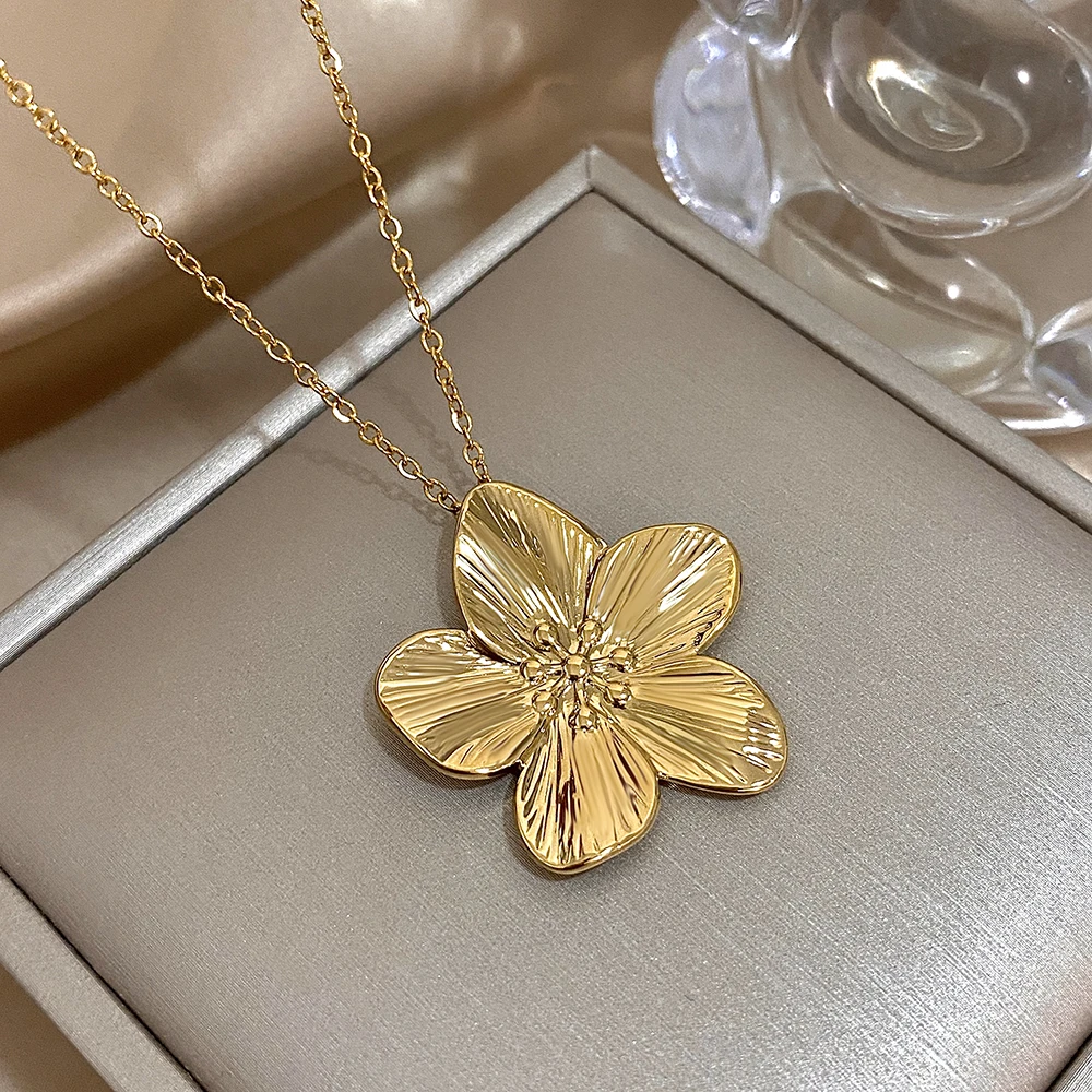 

Freetry Stainless Steel Golden Big Flower Pendant Necklace for Women Elegant Five Petal Floral Clavicle Chain Waterproof Jewelry