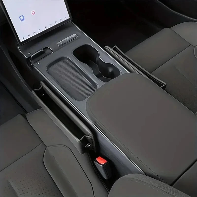Organizador negro junto a la consola central entre los asientos delanteros del coche