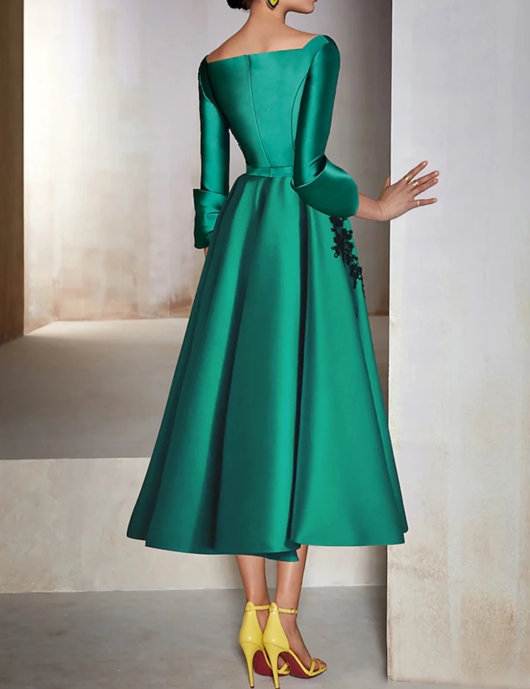 Op maat gemaakte korte groene satijnen moeder van de bruidjurken met zakken A-lijn theelengte V-hals bruiloftsjurken voor dames