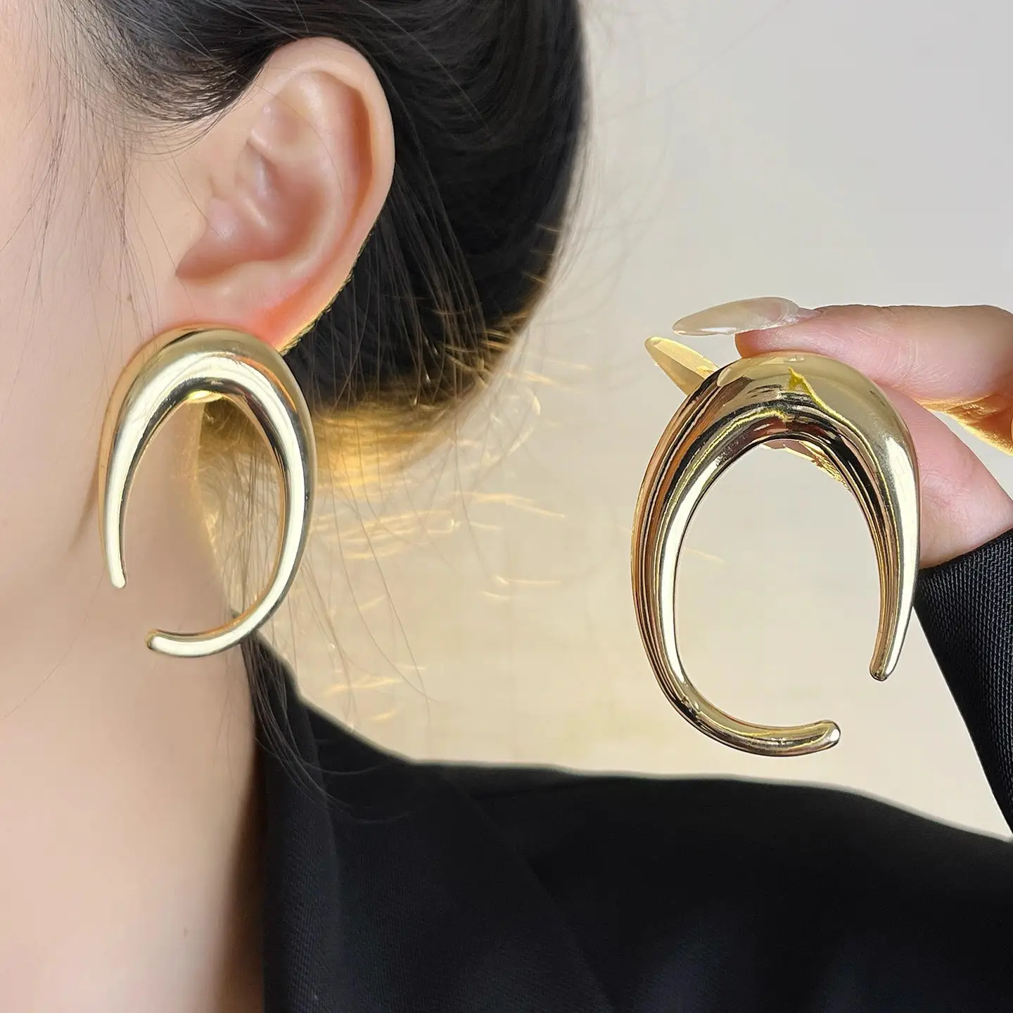 

Luxury Gold Crescent Hoop Earrings – Bold Sculptural Moon-Inspired Statement Jewelry for Women