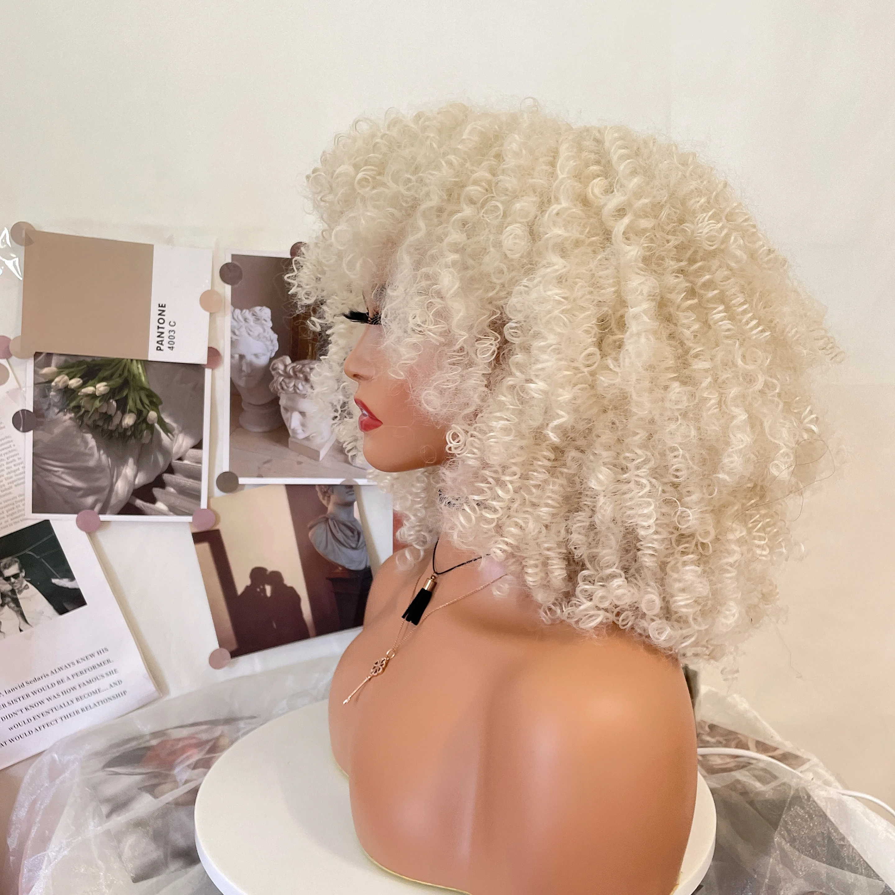 Wig keriting sintetis untuk wanita hitam Wig keriting Platinum Afro dengan poni pendek keriting keriting tanpa keriting