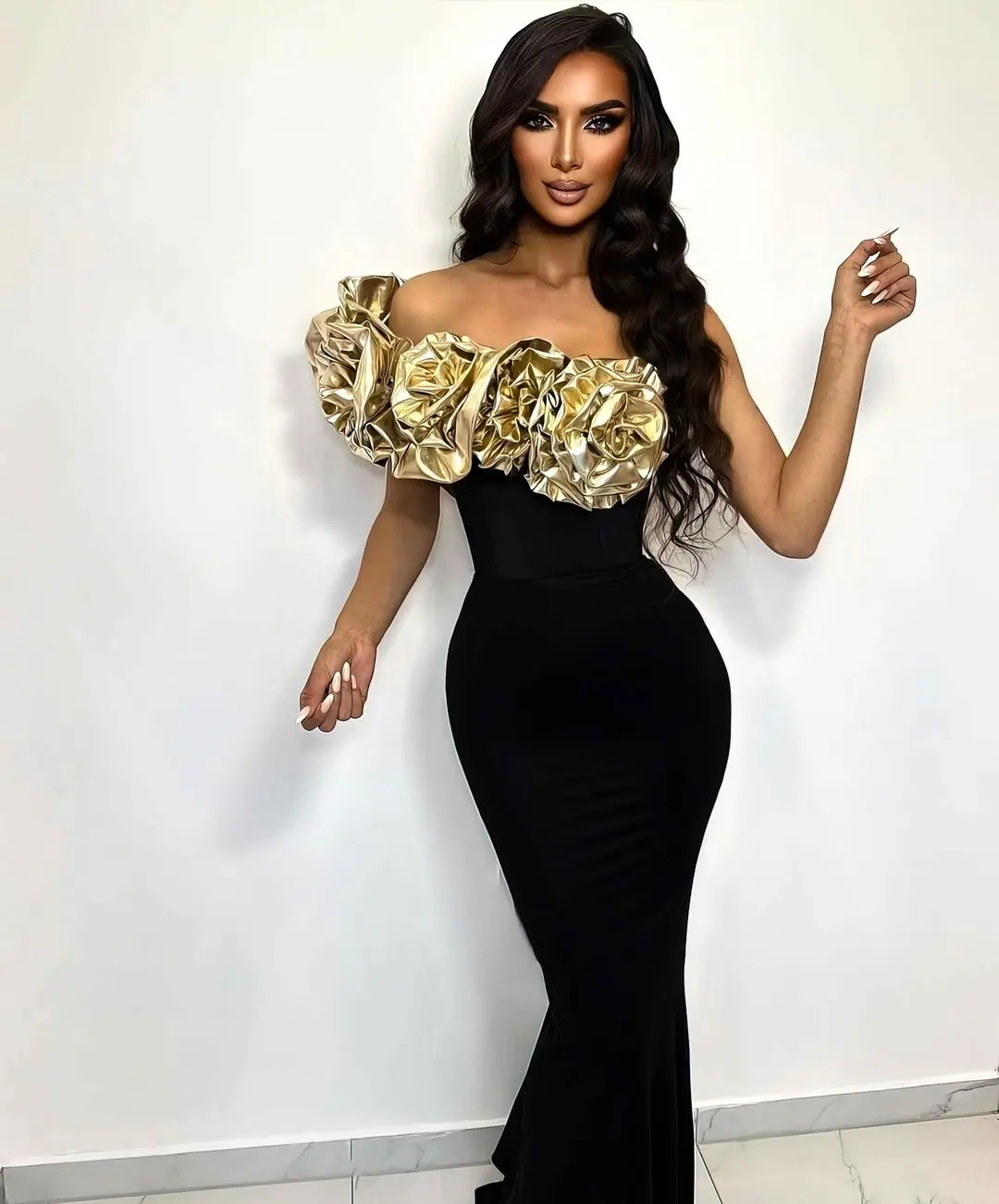 

High quality 2024 design sense black three-dimensional gold flower slanted shoulder sleeveless bandage dress party dinner dress