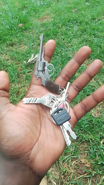 1pc Cool Game Pistol Shape Keychain Metal P92 R45 R1895 Model Toy Key Ring Gift photo review