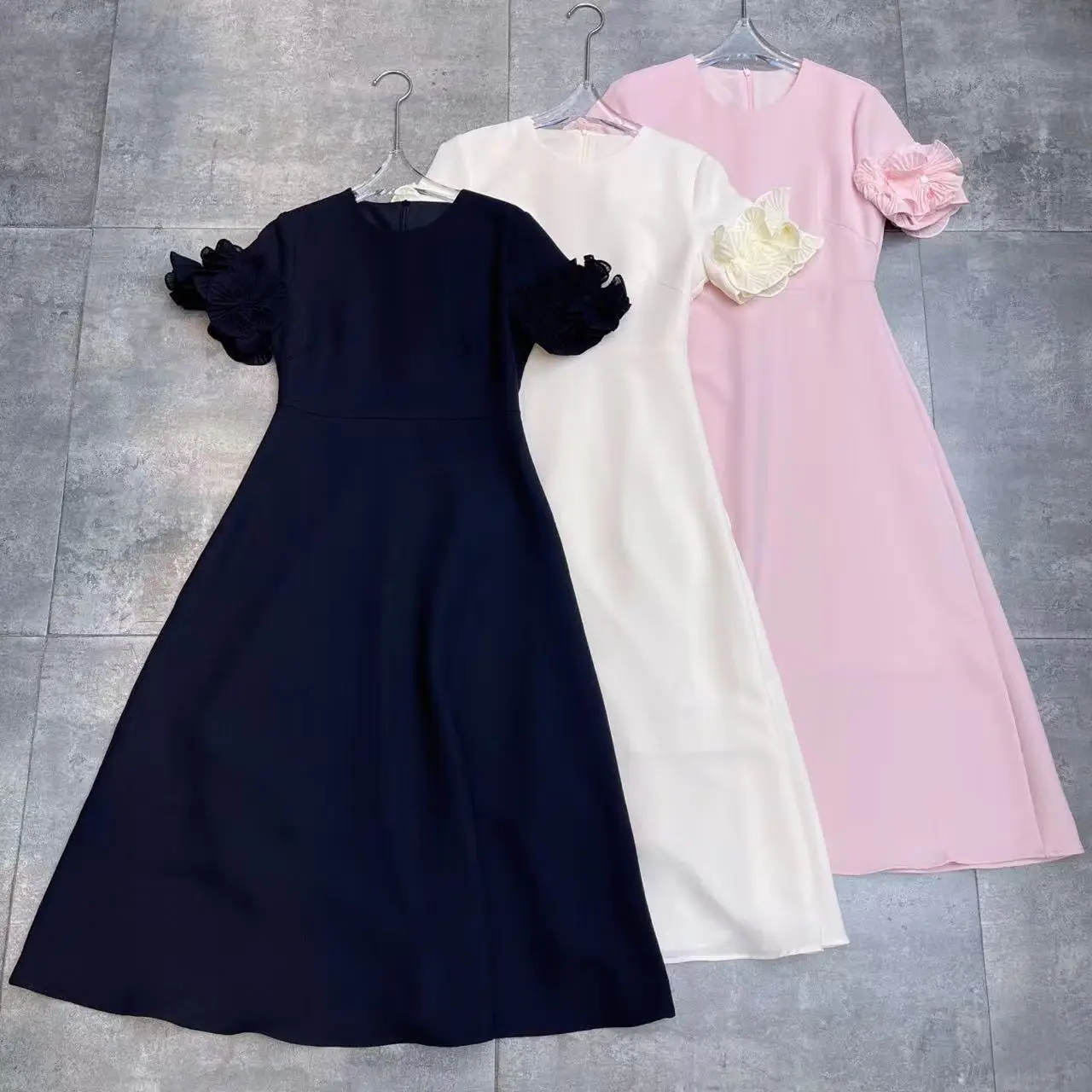 

Spring pleated ruffled sleeve pattern dress with exquisite pearl accessories showcasing noble charm