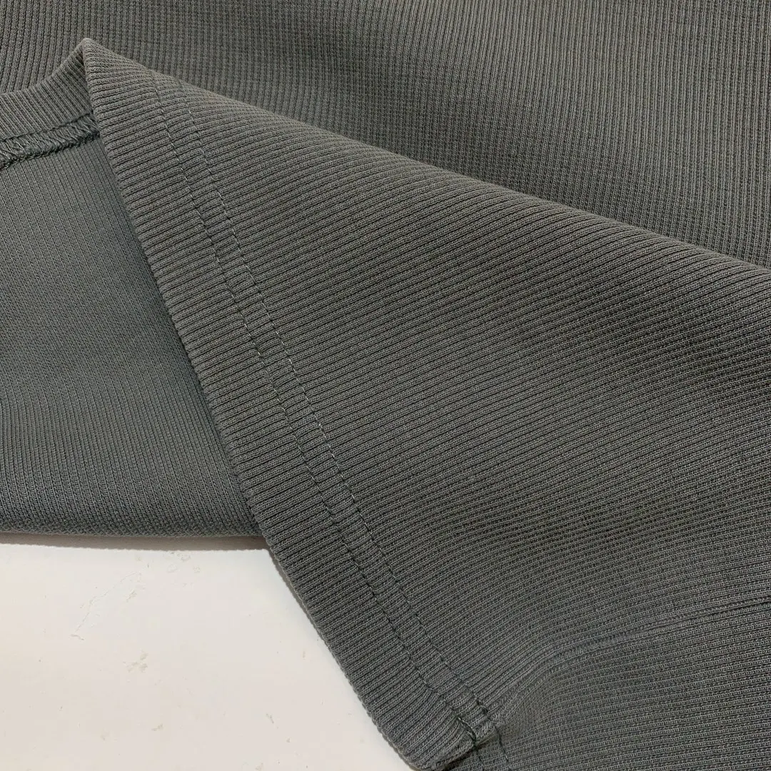 ملابس نسائية صيفية جديدة على طراز شارع العليا تصميم حافة فتحة حروف من القطن الخالص برقبة دائرية بدون أكمام تي شيرت متماسك