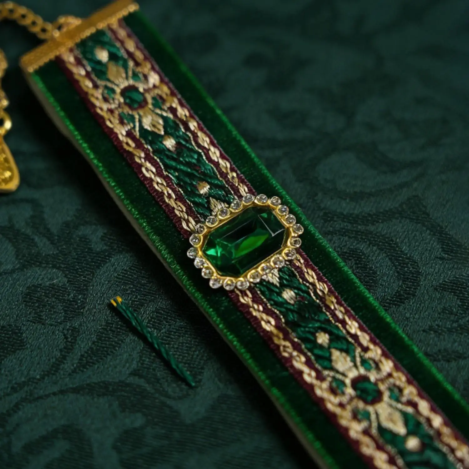 Vintage Smaragd-Halsband für Katzen Luxuriöse Samt-Halskette mit Strass-Edelstein-Anhänger Verstellbares Kätzchen-Schmuckhalsband Geschenk – Detail 3