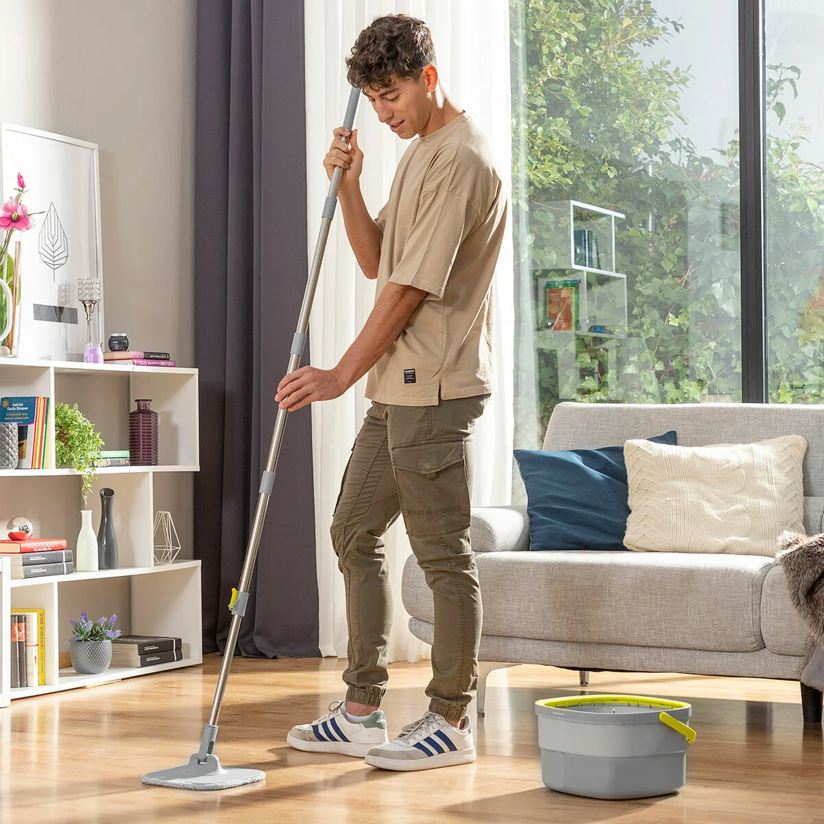 Zelfreinigende spinmop met scheidingsbak