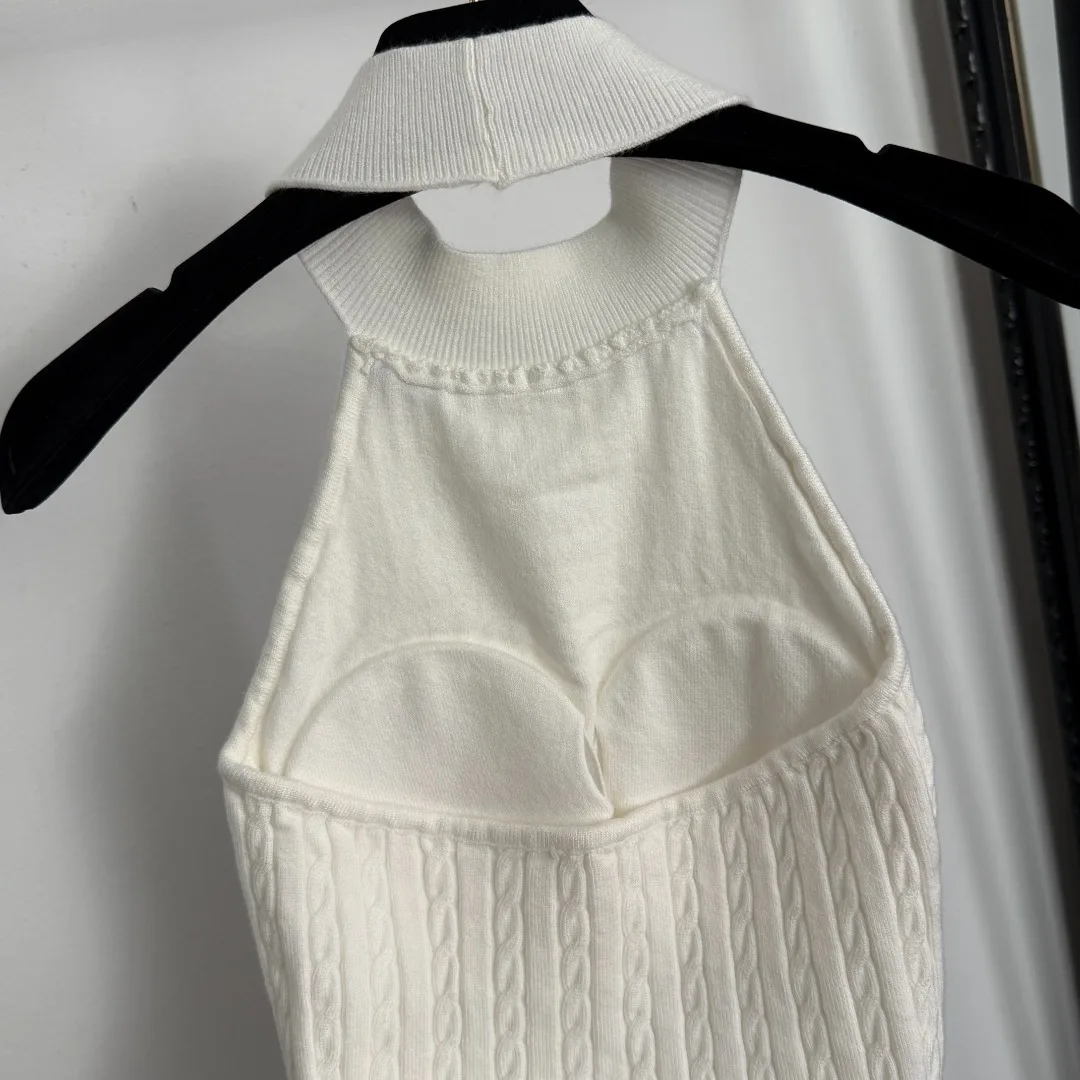 

Женский белый вязаный топ с лямкой на шее - укороченная блузка без рукавов со стразами