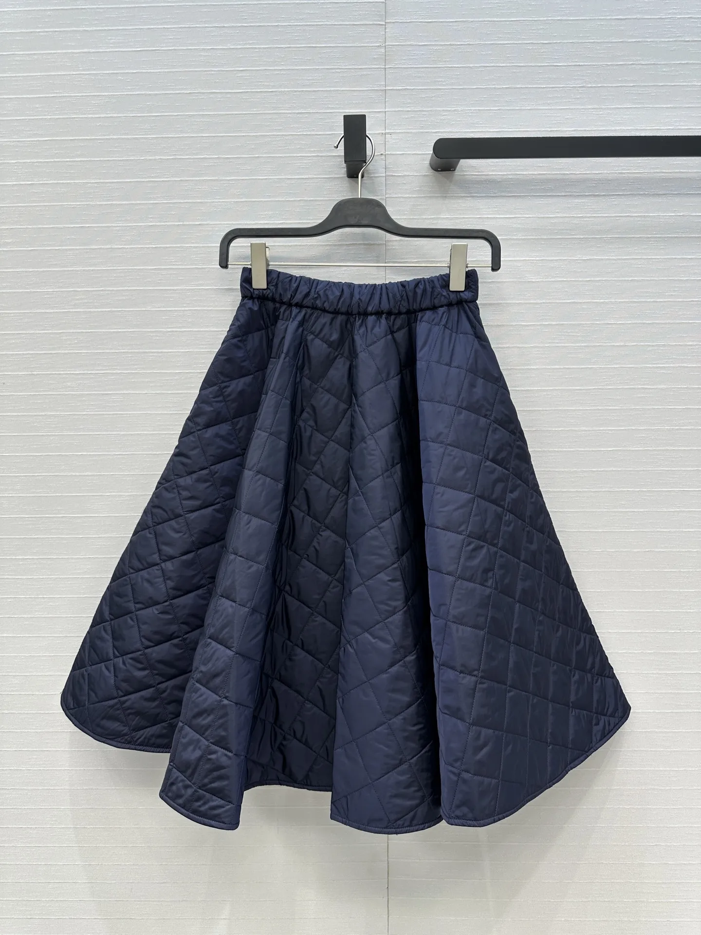 

Women's new autumn and winter diamond stitched nylon skirt with low-key fashion, classic elastic waist design, fluffy half skirt