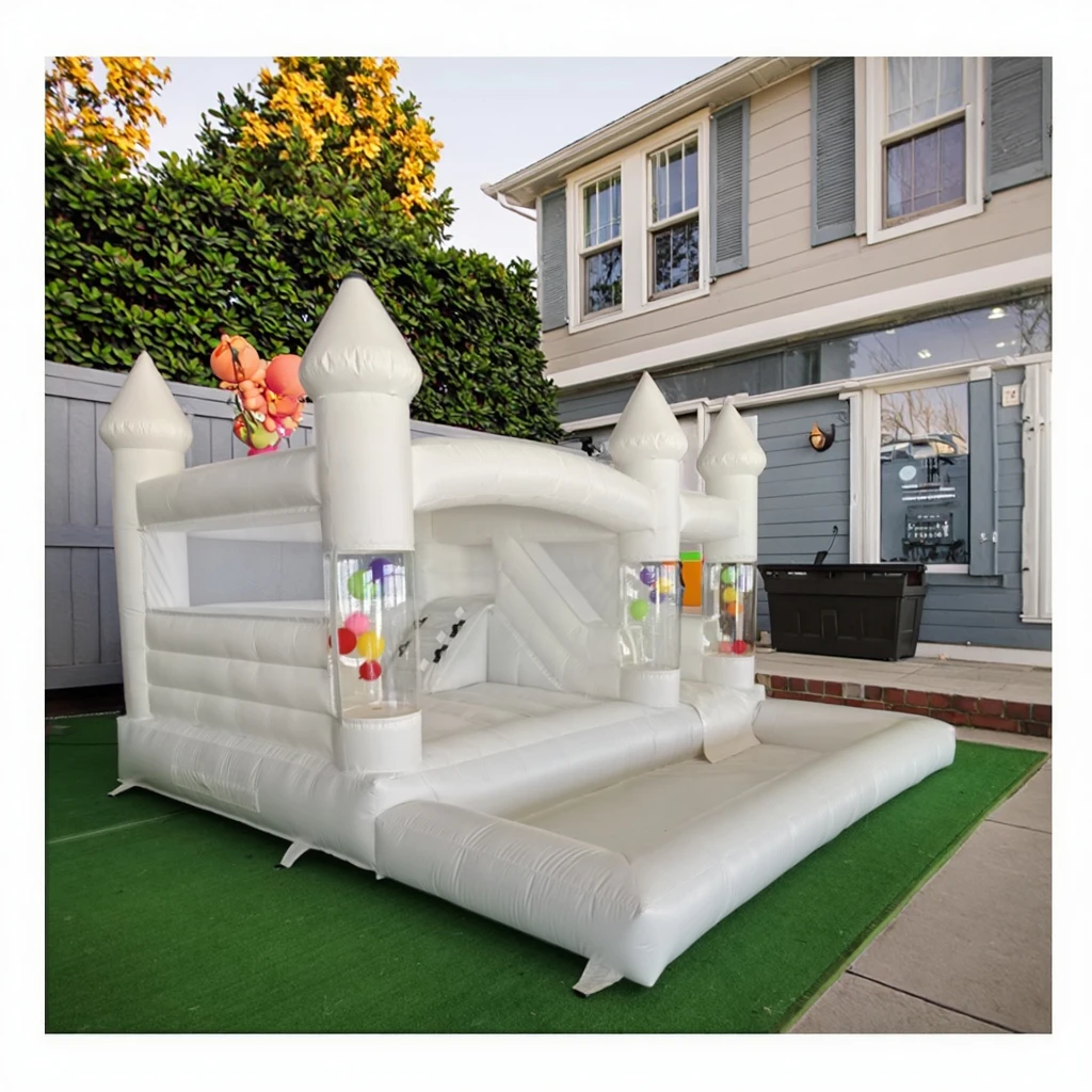Nowy dmuchany domek do skakania o długości 15 stóp z balonem Wytrzymały biały zamek do skakania z PVC z zjeżdżalnią, domek do skakania z piłeczkami na imprezę
