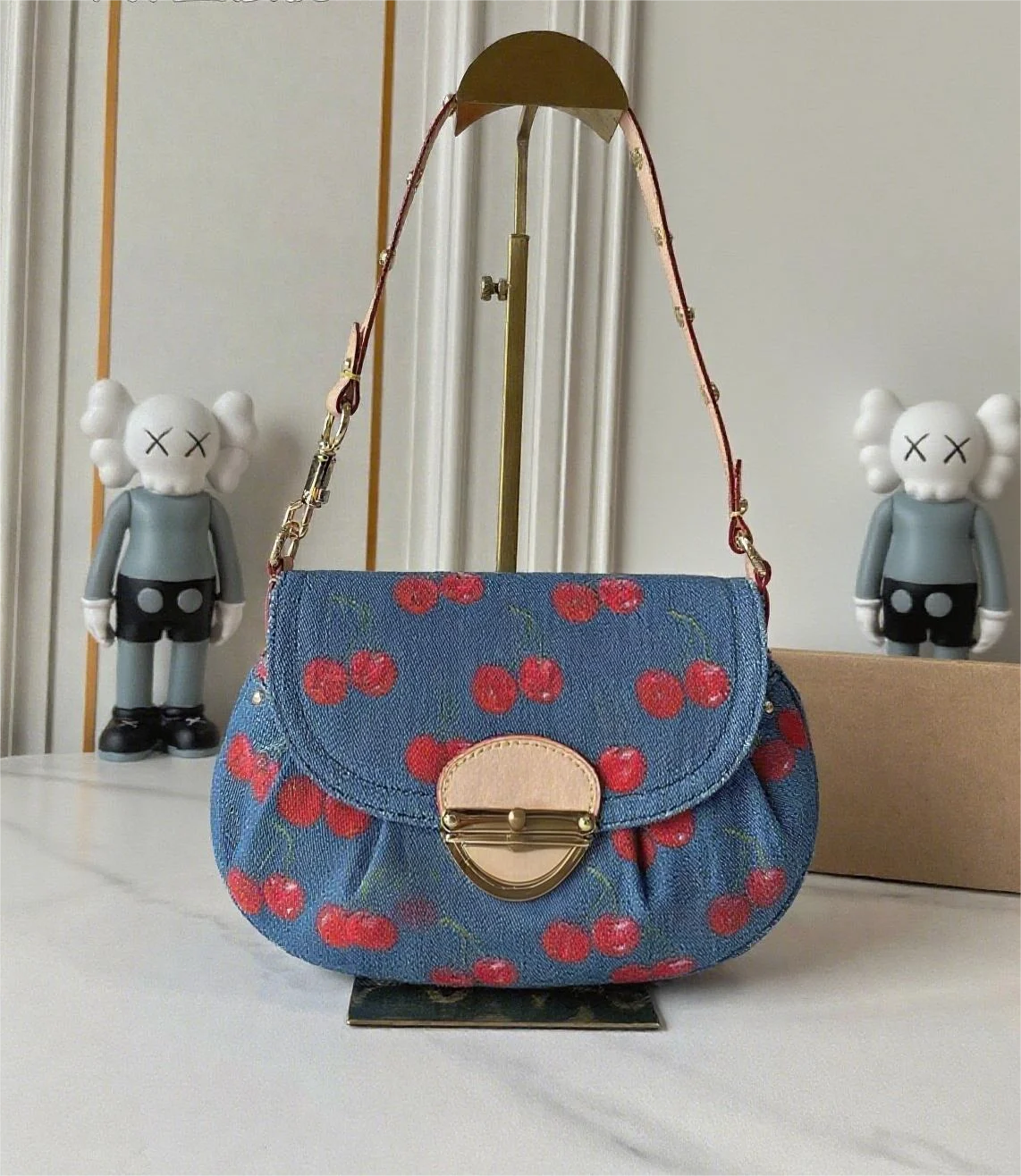 

Женская мода 2025 года, универсальная джинсовая синяя холщовая сумка с вишневым принтом