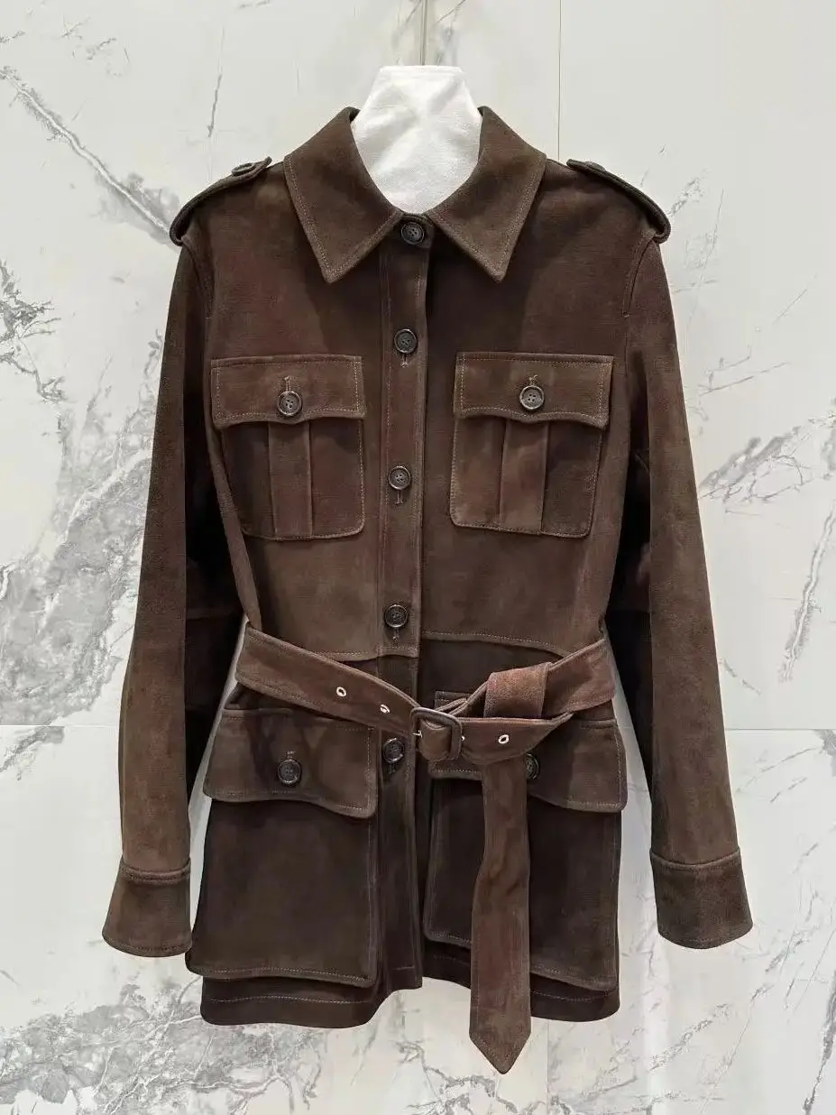 Chaqueta clásica de ante de piel de alta calidad con fajín.