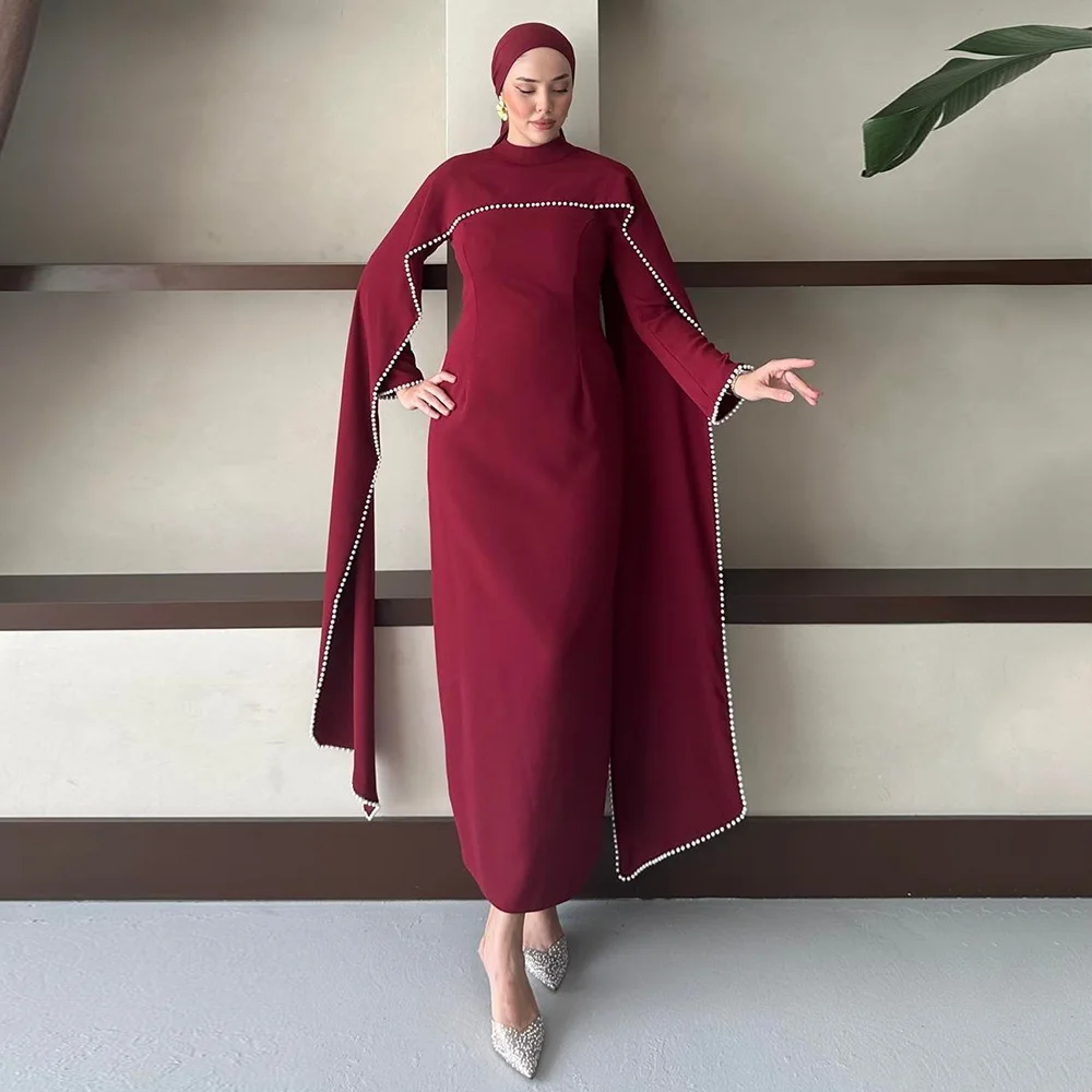 

Индивидуальный вечерний наряд: бордовое женское вечернее платье миди с жемчугом, длинными рукавами, высоким воротником, приталенное, длиной до колена, для торжественных мероприятий