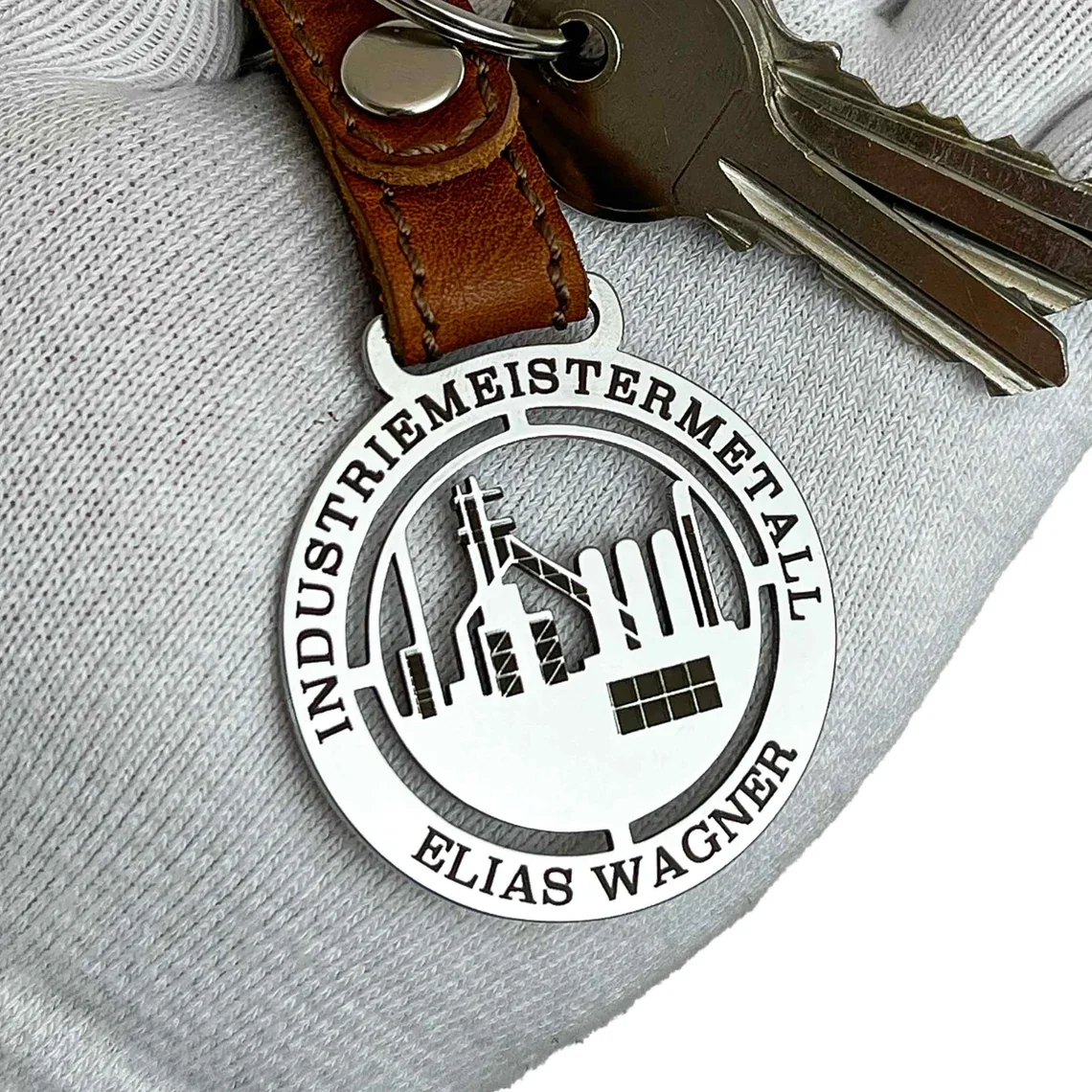 Personalized Industrial-Style Stainless Steel Keychain with Engraving on the Front, Handmade with Premium Texture, Suitable as a Car Key Accessory or Commuting Ornament, Ideal as a Birthday, Christmas, or Graduation Commemorative Gift for Craftsmen