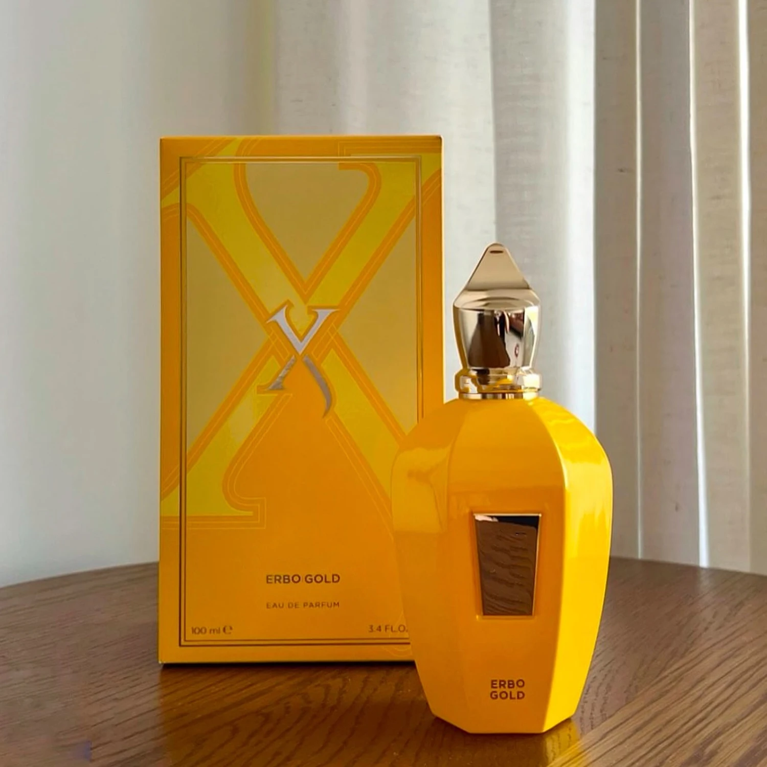 El perfume Arabian Men's Eau de Parfum de 100 ml (EDP), con un envase renovado que conserva su exquisito interior, incluye una bufanda de seda.