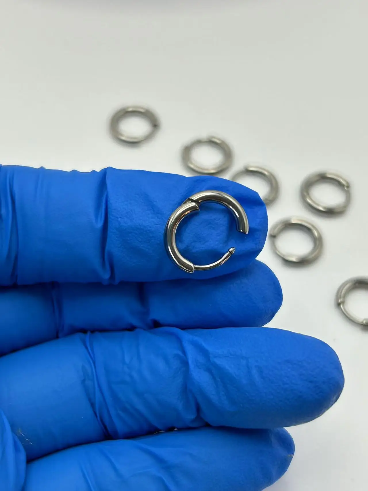 Kenbao 10 paar titanium hoepel oorbellen Huggie lichtgewicht bungelen voor vrouwen mannen kraakbeen piercing hypoallergene lichaamssieraden