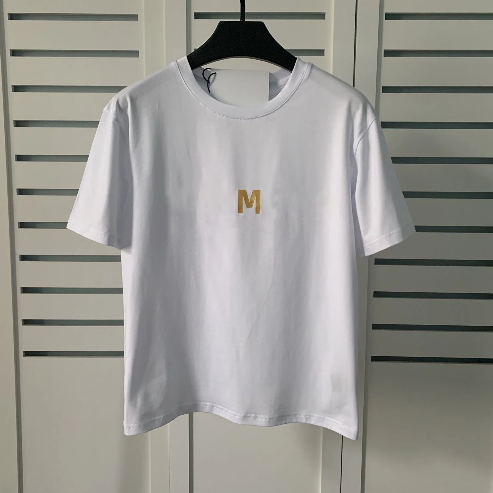 Camiseta de manga corta para hombre y mujer, Camisa de algodón con letras flocadas tridimensionales, informal, sencilla, boutique de verano, B-M de diseño, 2025
