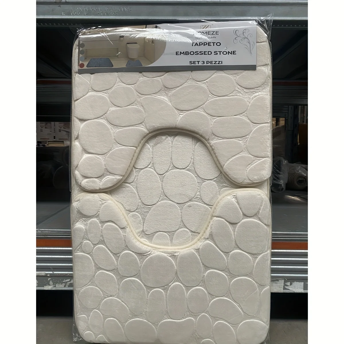 Een set van drie badmatten van ultradunne microvezel, met afmetingen van 75*45 cm en 45*38 cm. Deze matten zijn snel droog, absorberend en voorzien van een antislip U-vormig ontwerp, ontworpen voor