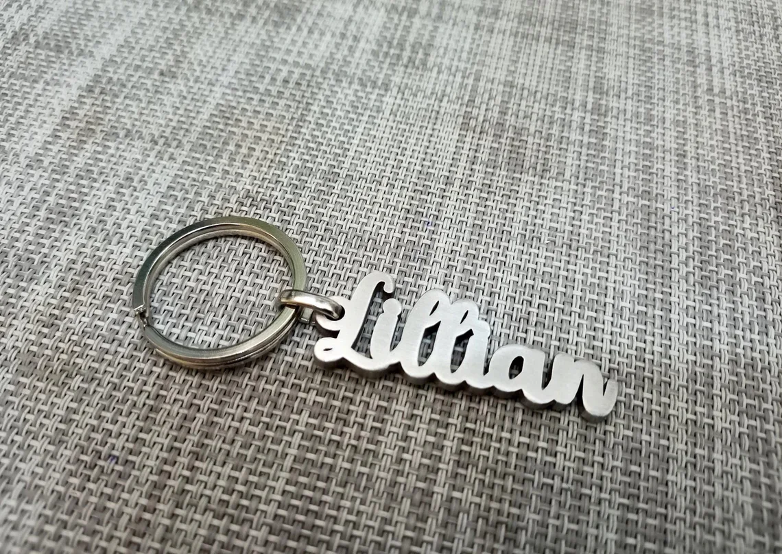 Customized Name Stainless Steel Keychain, Name Letter Key Pendant, Exclusive Personalized Font Design, Integrated Laser Cutting and Polishing Process, Portable Key Storage Bag Decoration, Couple's Anniversary Birthday Gift