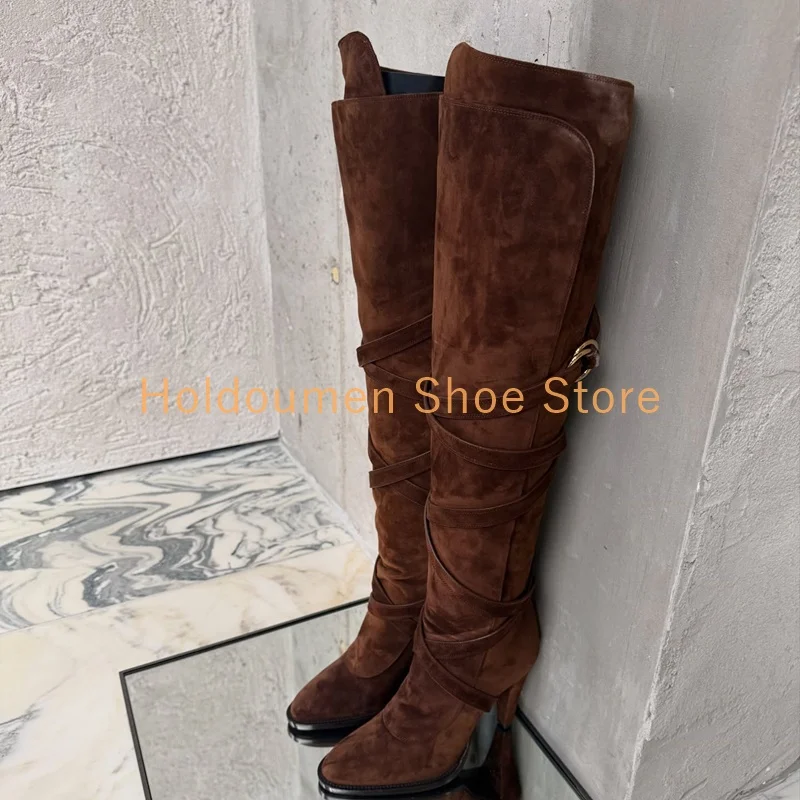 

Черные кожаные коричневые замшевые ботинки с острым носком, сексуальные сапоги на коническом каблуке, складные сапоги до колена с перекрестным ремнем, модный дизайн, металлическая пряжка