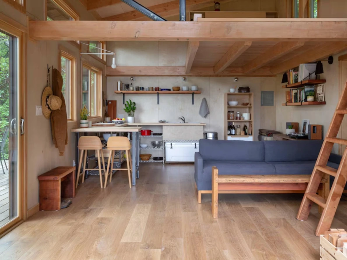 แบบบ้านขนาดเล็ก 14x20 (หนังสือพิมพ์) พร้อมห้องใต้หลังคาและระเบียง |   แบบแปลนบ้านไม้เรดวูดแบบทำเอง |   คู่มือการสร้างโฮมสเตย์ ADU